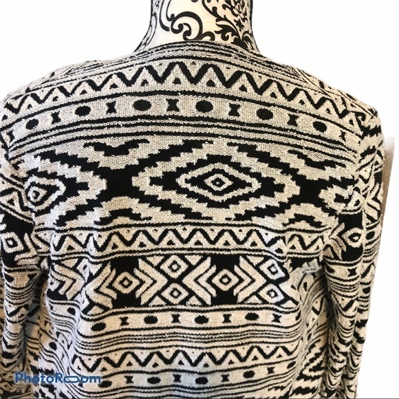 AMERICAN Eagle black & white Aztec pattern cardigan - Picture 3 of 5